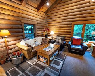 2 Adjacent Cabins near Silverwood - Serene, Private and Forested - Spirit Lake - Sala de estar