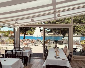 Kanal-Haus 'Das Gästehaus direkt am NOK' - Osterronfeld - Restaurante