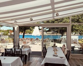 Kanal-Haus 'Das Gästehaus direkt am NOK' - Osterronfeld - Restaurante