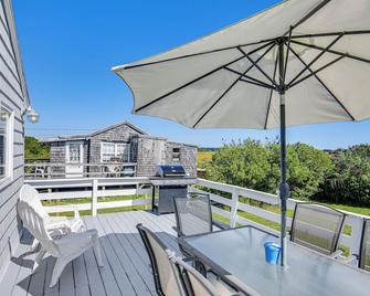 Quaint Coastal Cottage with Patio! - Charlestown - Balcón