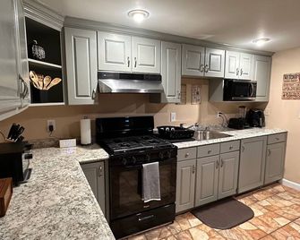 Themed Stay in Historic Salem-Walk to Downtown! - Salem - Kitchen