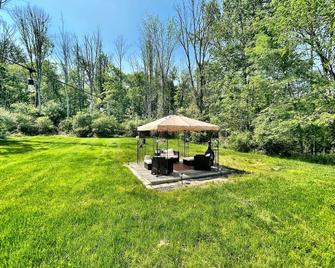 Hidden High Falls 4BR Oasis on 3 acres by trail! - High Falls - Patio