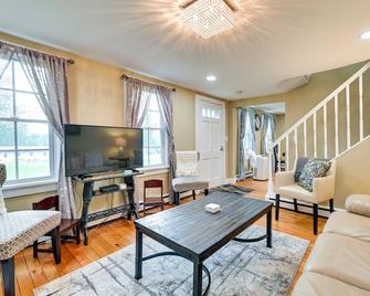 Charming East Durham Home - 2 Mi to Water Park - East Durham - Sala de estar