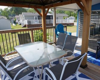 Lakeview Cottage by Elco Beach at Sherkston Shores Resort - Port Colborne - Balcón