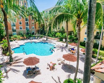 Bright Modern Condo at CityPlace West Palm Beach - West Palm Beach - Pool