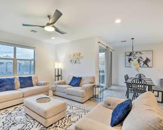 New-Build Glendale Home with Hot Tub and Putting Green - Glendale - Pokój dzienny