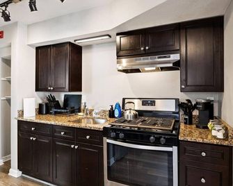 Chic and Comfortable 1BR Apartment near Bradley U - Peoria - Kitchen