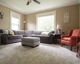 The 2,400 sq. ft. Plymouth Paddock near Road America, 4 bedrooms, 2.5 bathrooms - Plymouth - Sala de estar