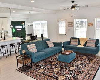 4-Bed Home, Prime Houston Location - Houston - Living room
