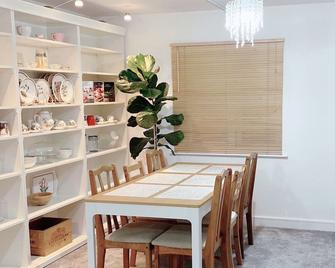 Entire home: Bicester Village 10min walk (650m) - Bicester - Dining room