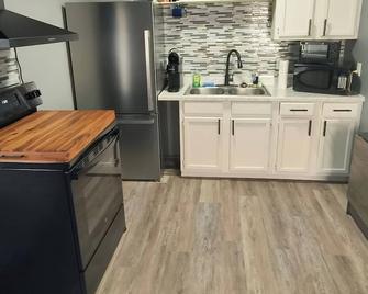 Serenity's Sanctuary in this quiet, peaceful 2 bdr 1 bath bungalow. Pet friendly - Cushing - Kitchen