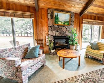 Waterfront Estate w Private Pier, Game Room & Bar - Centreville - Sala de estar