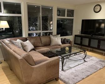 Half Acre of amazing privacy in Lynn Valley North Vancouver, BC Serenity - North Vancouver - Vardagsrum