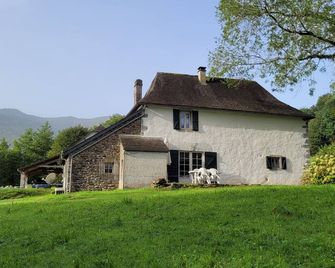 Charming old buildings in Pyrénées Atlantiques - Lanne-en-Barétous - Building