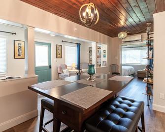 Lake Vibes Only ~ Intimate Lake Cottage in Mount Dora - Mount Dora - Essbereich