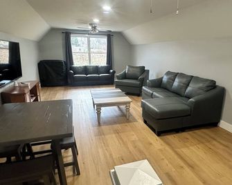 3-bedroom house in downtown Caribou with access to snowmobile & ATV trails. - Caribou - Sala de estar