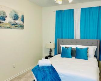 Downtown Austin | UT | Comfy and Cozy Getaway - Austin - Bedroom