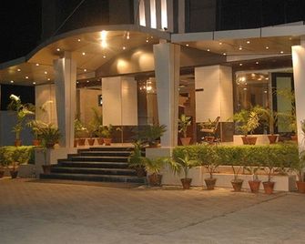 Apex Hotel Baddi - Baddi - Building