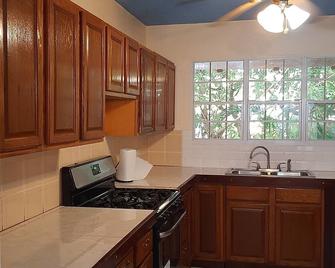 Spacious 3 bedroom house in close proximity of the Emilio Historical Park. - Philipsburg - Cuisine