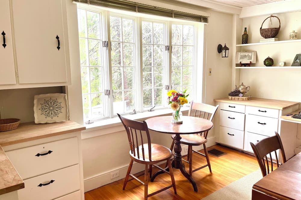 Country Farmhouse, Old Vineyard, Central AC, 2 King beds.