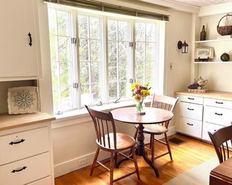 Country Farmhouse, Old Vineyard, Central AC, 2 King beds. - West Tisbury - Comedor