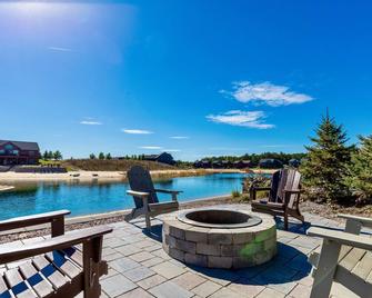 Beach,28 Miles to Dells, Fire Pit & Game Room - New Lisbon - Piscina