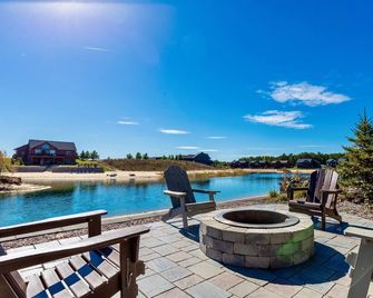 Beach,28 Miles to Dells, Fire Pit & Game Room - New Lisbon - Piscina