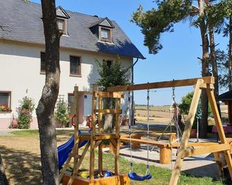 Eifel-Hügelhaus Plütscheid - 5-bed vacation apartment shower/WC, 3 bedrooms - Plütscheid - Patio