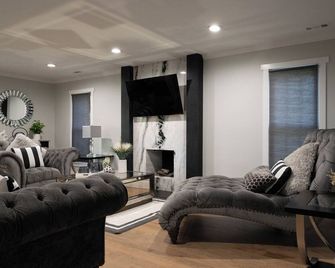 Peaceful Modern Getaway – Minutes from Uptown Charlotte - Matthews - Huiskamer