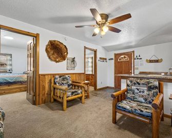 Super Clean Cabin Thirty Minutes from Mt Rushmore - In Rapid City On Canyon Lake Thirty Minutes from Mt Rushmore - Rapid City - Living room