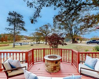 Water-view home with private pool, large deck, firepit, fishing, fireplace, W/D - Griffin - Binnenhof