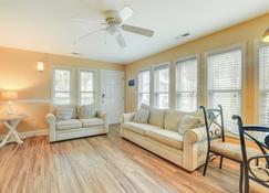 North Myrtle Beach Condo Pool and Beach Access! - North Myrtle Beach - Living room