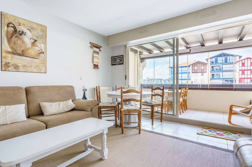 Bright Apartment with Parking by Marina, 200m from the Beach - إنداي - غرفة معيشة