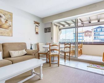 Bright Apartment with Parking by Marina, 200m from the Beach - إنداي - غرفة معيشة