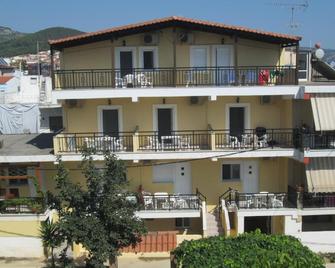 Konstantinos Beach 2 - Potos - Gebouw