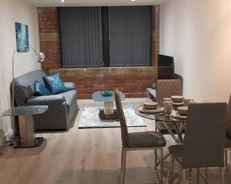 Stylish 'New York Loft' 2 Bed Apartment - Bradford - Dining room