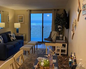 Direct Oceanfront condo in the heart of Beach Haven, Long Beach Island! - Beach Haven - Wohnzimmer