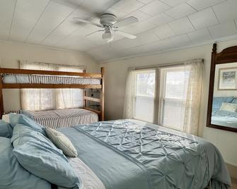 Cottages on Sand Lake - Jaquzzi - The Retreat - Sturgis - Bedroom