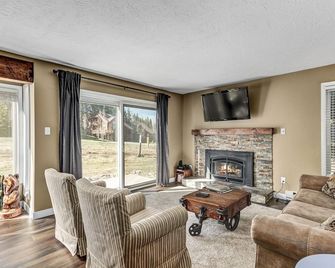 Four OClock Lodge #21 by Great Western Lodging - Breckenridge - Living room