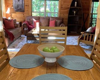 Heaven’s Door Mountain Retreat with Hot Tub - Moravian Falls - Dining room