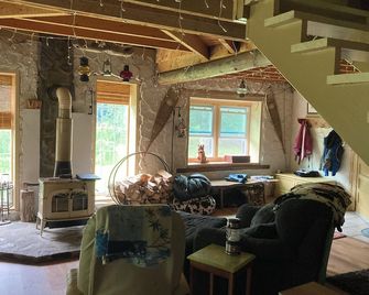 Delightful cordwood cabin -Westmore near Burke Mtn, Lake Willoughby - Jay Peak. - Westmore - Sala de estar