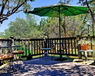 Quiet, peaceful & Wimberley Valley Views All Utilities and Free Parking! - Wimberley - Патіо