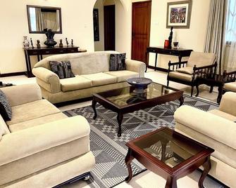African Villa Getaway-Villa Ayodele - Cape Coast - Living room