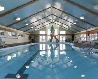 2 bedroom Condo located at Collingwood's prestigious Lighthouse Point - Collingwood - Zwembad