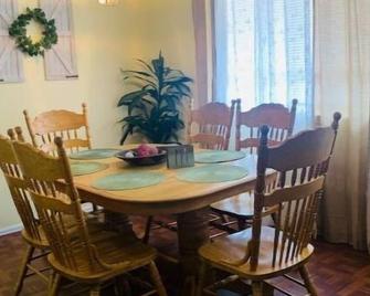 Lovely 2 Bedroom in the Heart of Colorado Springs - Colorado Springs - Dining room