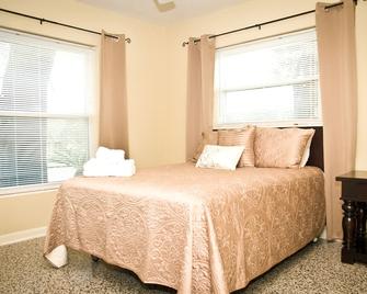 Conviniently located in the heart of beautiful Altamonte Springs. Close to parks - Altamonte Springs - Bedroom