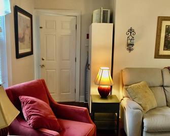Lovely, bright 1st fl, 1bd, fully furnished and accessorized small apartment - Norwood