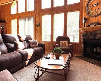 Robin Hood Retreat - 3 BR, 2 Bath Chalet in Eagle Crest w/ Level 2 EV charging - Redmond - Salon