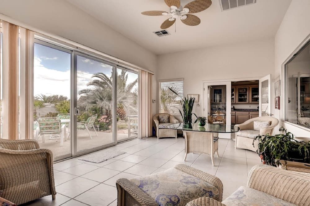 Magical Getaway: Garden Oasis & Pool, Mtn.Views, Hiking, close to Shops & Strip - Las Vegas - Living room