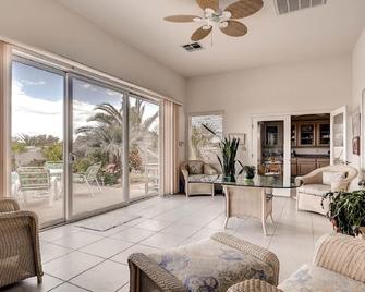Magical Getaway: Garden Oasis & Pool, Mountains, Hiking, close to Shops & Strip - Las Vegas - Pokój dzienny
